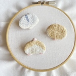 小さなハムケツ刺繍のブローチ
