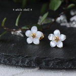 ＊可憐なジャスミンの花を想わせるシェルフラワーのスタッドピアス＊サージカルステンレス＊高品質シェル＊母の日にも