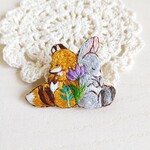 再販　刺繍ブローチ　お昼寝ウサギとキツネ