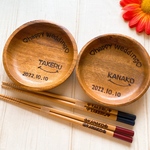 《大人気!!》ご結婚祝いに♥お名前メッセージ入り木皿＆お箸ペアセット⋈*｡ﾟ名入れ 木製 プレート