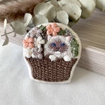 ◇お花と一緒◇花籠ネコの刺繍ブローチ　ラグドール  バーマン　ヒマラヤン