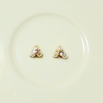 パールとビジュー　　トライアングル　ピアス