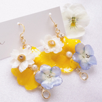 ネモフィラと花かんざしとプリムラのお花畑ピアス/イヤリング