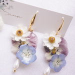 ネモフィラと花かんざしとビオラのピアス/イヤリング