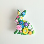 刺繍ブローチ 『flower rabbit 』おすわり
