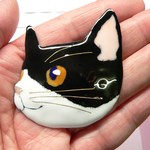 七宝焼・野心的なハチワレねこのブローチ（再販・左向き）