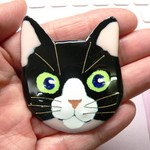 七宝焼・ハチワレねこの大きなブローチ（再販・正面）