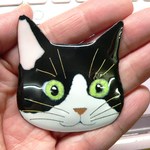 七宝焼・ふとましいハチワレねこのブローチ（大きめ・再販しました）