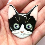 七宝焼・ハチワレこねこのブローチ