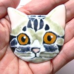 七宝焼の猫・アメリカンショートヘアの大きなブローチ（正面）