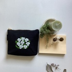 母の日ギフトに。　ビオラの手刺繡ポーチ　