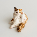 お手入れ中の三毛猫