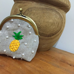 パイナップル柄ミニ刺繍がま口ポーチ（リネン）