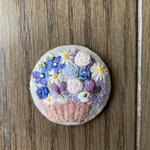 リネン生地刺繍ブローチ
