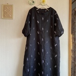 リネンの蝶々刺繍の袖リブワンピース