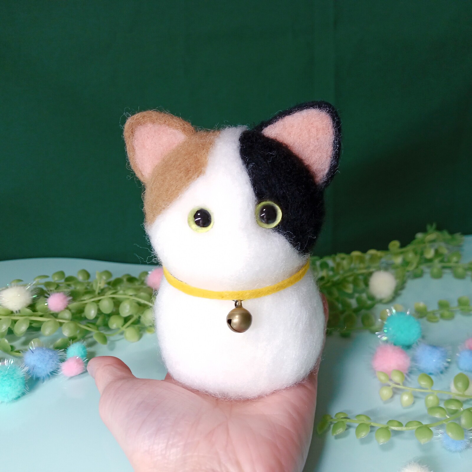 三毛猫さんのお昼寝 羊毛フェルト生地のポーチ - 財布・ケース