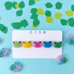けろっとカエルのレジンピアス　サージカルステンレス316L　樹脂ピアス　アレルギー対応　生き物　かえる　蛙　小さい　小ぶり　小さめ