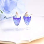 夏の喫茶店＊きらきら零れる紫陽花のクリームソーダ(サイダー)  ミニチュア ピアス/イヤリング オリジナルディスプレイ台紙付き【個別発送】