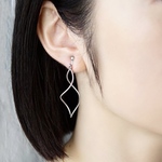 ツイスト　ラインフープの14kgf ピアス（ゴールド/シルバー）　フープピアス  ウェーブ　シンプル　ロングピアス　大人可愛いピアス　上品ピアス　オフィスピアス　イヤリング　秋　大ぶり　リング　揺れる