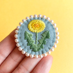 たんぽぽの手刺繍ブローチパール飾り