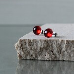 ＊存在感あるレッドアンバー（琥珀）のシンプルなスタッドピアス＊サージカルステンレスピアス＊金属アレルギー対応＊イヤリングに変更可能＊クリスマスカラー