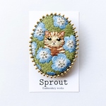 ネモフィラと猫の刺繍ブローチ