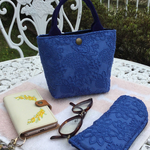 ミニトートバッグとメガネケース2点セット　母の日　バックインバック　ロイヤルブルー　コードループ豪華刺繍生地　ドミット芯入り　携帯入れ　化粧ポーチ　春　ギフト、プレゼント