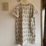 ハーフリネンデージー刺繍のワンピース