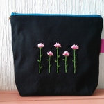 黒地にピンクのお花刺繍ポーチ