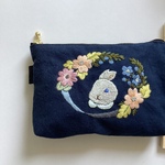 うさぎの手刺繍ポーチ