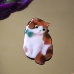 猫の七宝焼ブローチ　「水色リボンの茶白猫」