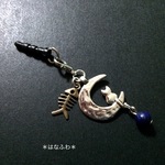 ＊月のブランコで遊ぶ猫＊スマホピアス＊イヤホンジャック＊ラピスラズリと金古美のホネ