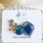 コロンと薔薇のイヤーカフ.*･ﾟプリザーブドフラワー薔薇(グランブルー)  右耳用 レジン イヤーカフ  スワロフスキー使用.ﾟ･*.#346
