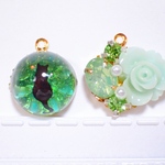 お座り猫ちゃんのアシンメトリーピアス イヤリング レジン 緑 ねこ 薔薇 パール ビジュー 小ぶり 