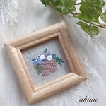 バスケット　淡色ブルー　刺繍フレーム　インテリア　オブジェ　手刺繍　バラ