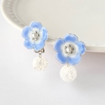 痛くないイヤリング＊爽やかブルーのネモフィラと天然石クラッククォーツのクリップ式イヤリング　金属アレルギー対応