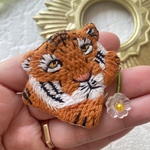 お花と虎  手刺繍ブローチ  /コサージュ