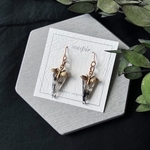 蜂のモノトーントライアングルピアス/イヤリング