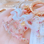 【New】Flower木馬のシャカシャカカラビナ　ハンドメイドレジン　キーホルダー　ハンドメイドキーホルダー　シャカシャカキーホルダー　シャカシャカ　シェイカー　アンティーク　カラビナ　木馬　