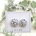 小花刺繍のまるピアス