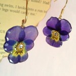 ちょっとちっちゃなビオラ押し花ジュエルピアス　紫×黄色
