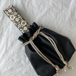 再販)合皮 刺繍リボンワンハンドル巾着