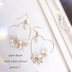 華奢オープンハート✨仲良しホワイトフラワーピアス　
