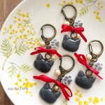 受注制作＊黒猫ちゃんと赤リボンキーホルダー