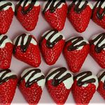 ホワイトチョコ乗せイチゴ　バッジ　ブローチ　実物大いちご　１つのお値段です。