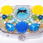 走る猫ちゃんと薔薇のピルケース アクセサリーケース 青 レジン パール ピルケース ビジュー 薔薇 ねこ 小物入れ 母の日