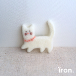 お花しろねこのブローチ