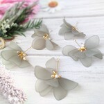 New！６個★アクリル花びらのタッセルチャーム