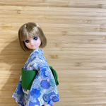 リカちゃんサイズ　ブルーの花柄の浴衣とグリーンの帯のセット　