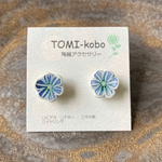 小さな水色のお花のピアス(陶器)／イヤリング ※チタンポスト